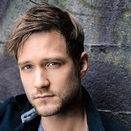 Andrew Jenkins 飾演 Spence