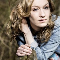 Anna Blomeier 飾演 Sarah