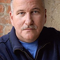 Carl Savering 飾演 Neighbor Joel