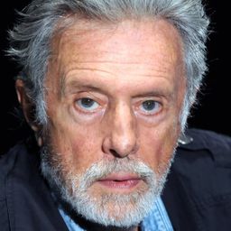 Massimo De Francovich 飾演 Carlo