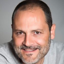 Lluís Altés 飾演 Director instituto