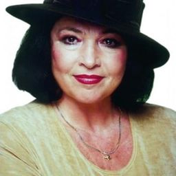 Éva Szabó 飾演 Ilonka - Magda's housekeeper