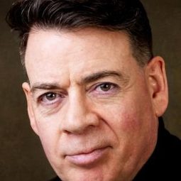 康諾·德韋恩 - 鬼把戲演員 飾演Olga's Dad