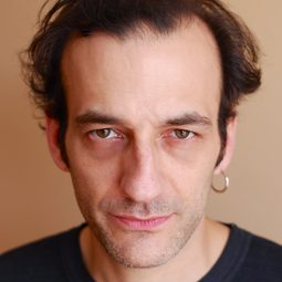 Martin Dubreuil 飾演 Edwige Légaré