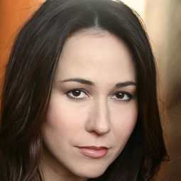 Lora Martinez-Cunningham - 滅我者演員 飾演Tina