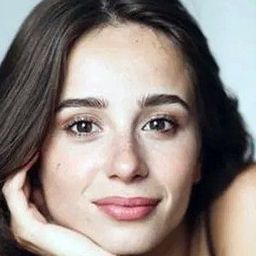 Carla Poquin 飾演 Alice