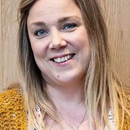 Pihla Penttinen - 暮色燈火演員 飾演Girl at Bar