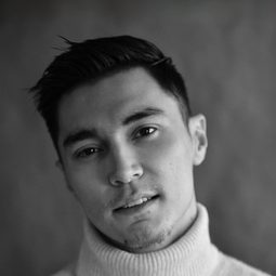 Alisher Tokhtasimov 飾演 