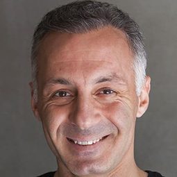 阿梅特·薩拉裘魯 - 命定的一吻演員 飾演Çarli