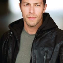 Miguel Cohen 飾演 Garrett