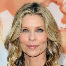 凱特·維儂 - 赤色戰線：起源演員 飾演The Matriarch