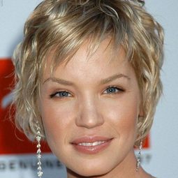 Ashley Scott 飾演 Deni