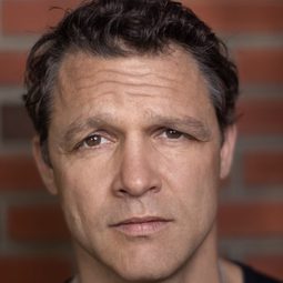 Anthony Molinari - 國定殺戮日：無限狂屠演員 飾演Merc