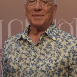 Ary Coslov 飾演 Tailor