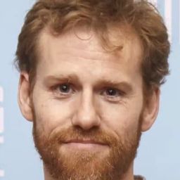 賽倫·梅維爾 飾演 Adam