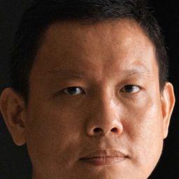 Sakda Kaewbuadee 飾演 Tong