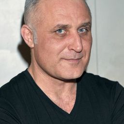 澤米斯沃·布魯西斯 飾演 Petersen