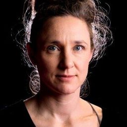 Karin de Frumerie 飾演 Hypnotherapist