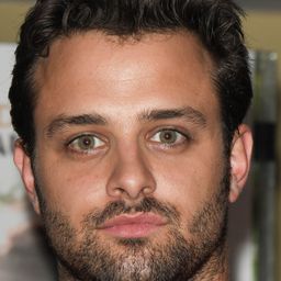 Henri-Noël Tabary 飾演 Stewart