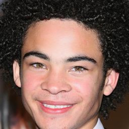 納森·貝林 飾演 Baku