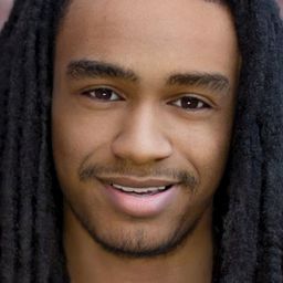 Khalil Middleton 飾演 Kofi