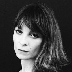 Chiara Gioncardi - 金色大門演員 飾演Italian Emigrant (voice)