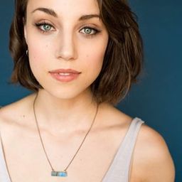 Anna Daines 飾演 Maggie