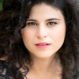 奧莉薇亞·史坦伯利亞 飾演 Lieutenant Dhazghig