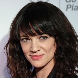 艾絲雅·阿珍圖 飾演 Olivia