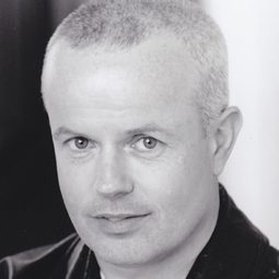 Gary Jones 飾演 Chief Mst Sgt. Walter Harriman