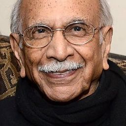 Noel De Souza 飾演 Head Porter (uncredited)