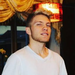 Jonas Baum 飾演 Guest in theme park