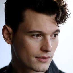 布萊恩·德查特 飾演 Andrew