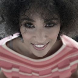 Esther Elisha 飾演 