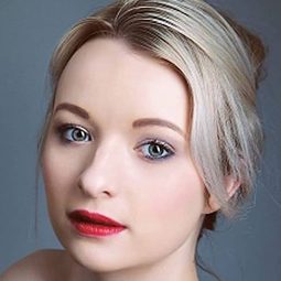 Kiera Bell 飾演 Charlotte