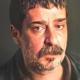 Yaman Tarcan 飾演 Tevfik