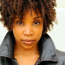 Kami Jones 飾演 Amber