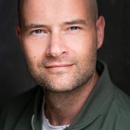 Paul Harrop 飾演 Mick Finn