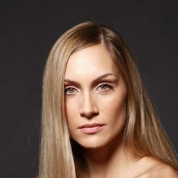 Jelena Gavrilović 飾演 Elyse