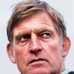 Huub van der Lubbe 飾演 father Matt