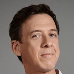 Marcos Montes 飾演 Father Juan