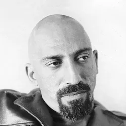 Sid Haig 飾演 Abbott McMullen
