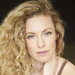 Jennifer Mote 飾演 JoJo