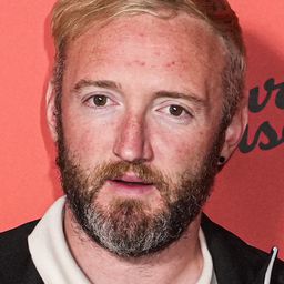 DJ Próvaí 飾演 DJ Próvai or JJ