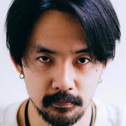 Itchnakorn Pheungkiatrasmee 飾演 Billy Intara