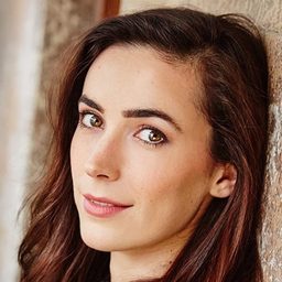 Geraldine Hakewill 飾演 Bek Chalmers