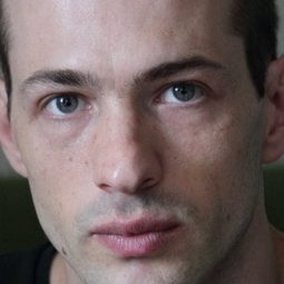 István Téglás 飾演 Claudiu