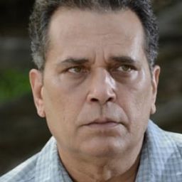 Luis Alberto García 飾演 Mama