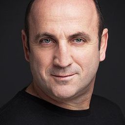 Murat Kılıç 飾演 Metin Ceylan