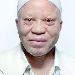 Salif Keita 飾演 Self